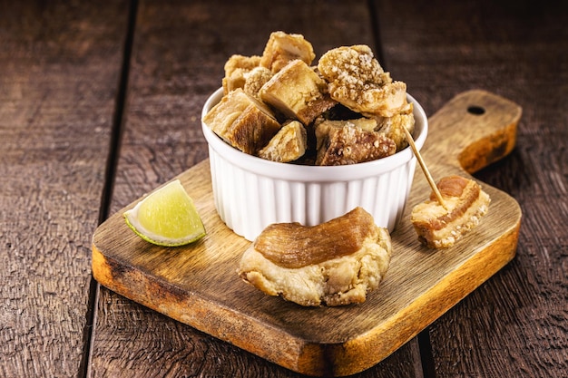 Ciotola scoppiettante Antipasto brasiliano ottenuto dalla frittura di pelle o carne di pancetta e molto grasso ricavato dalla pancetta del maiale