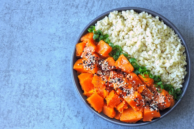 Ciotola vegana con bulgur e zucca. Sano cibo gustoso. Il concetto di corretta alimentazione.