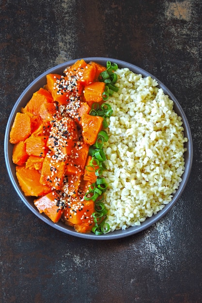 Ciotola vegana con bulgur e zucca.