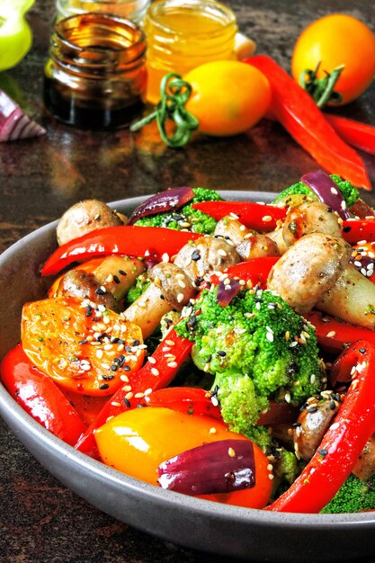 Ciotola vegana con insalata tiepida di verdure e funghi. Idea per il pranzo di Keto. Broccoli, paprika, funghi. Sano cibo fresco senza carne.