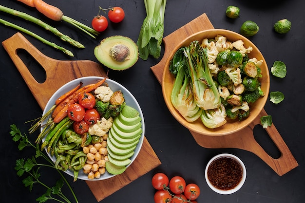 Ciotola vegetariana del Buddha con insalata di verdure fresche e ceci.