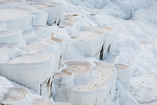 Ciotole bianche di sorgenti termali essiccate della città di Pamukkale.