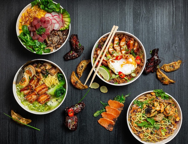 Ciotole con cibo asiatico assortito visto dall'alto