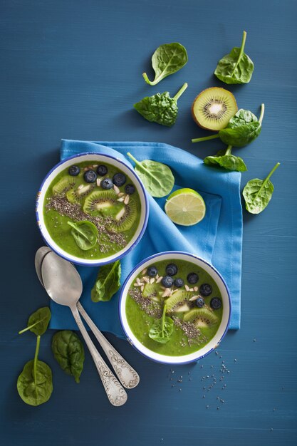 Ciotole con frullato di verdure e mirtilli