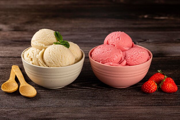 Ciotole con gelato alla fragola e vaniglia.