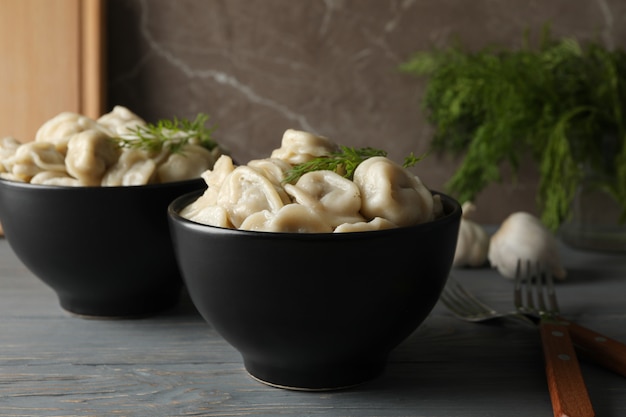 Ciotole con gli gnocchi sulla tavola di legno, fine su