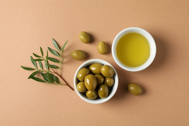 Ciotole con olive e olio su imbarcazioni, vista dall'alto