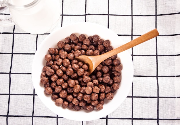 Ciotole con palline di mais al cioccolato. Cereali per la colazione deliziosi e salutari. Vista dall'alto.