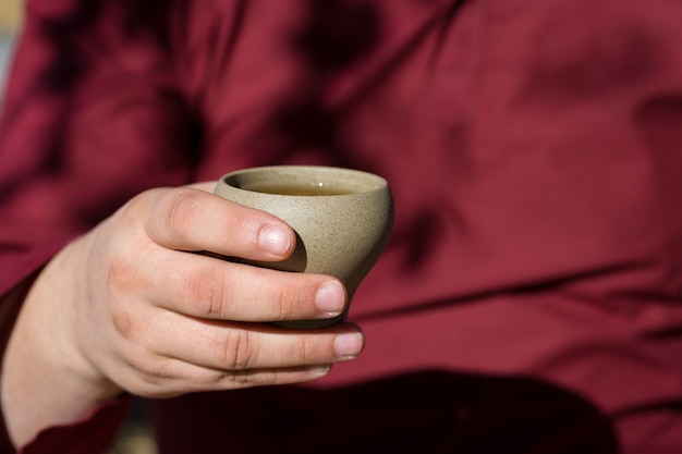 Ciotole in ceramica fatte di argilla su uno sfondo di legno.