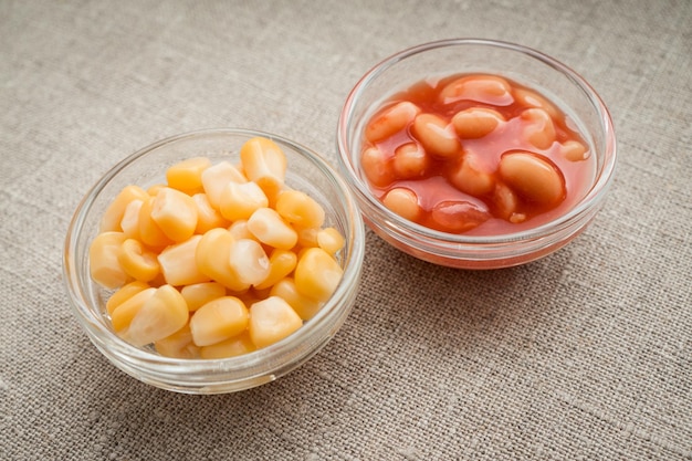 Ciotole in vetro con mais e fagioli in salsa di pomodoro