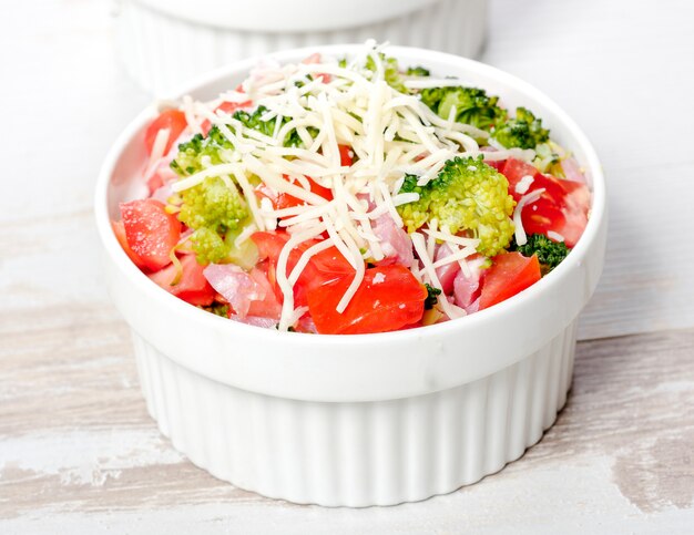 Ciotolina bianca con pomodori e broccoli