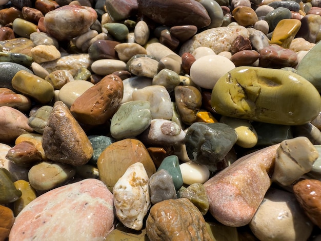 Ciottoli colorati sulla spiaggia