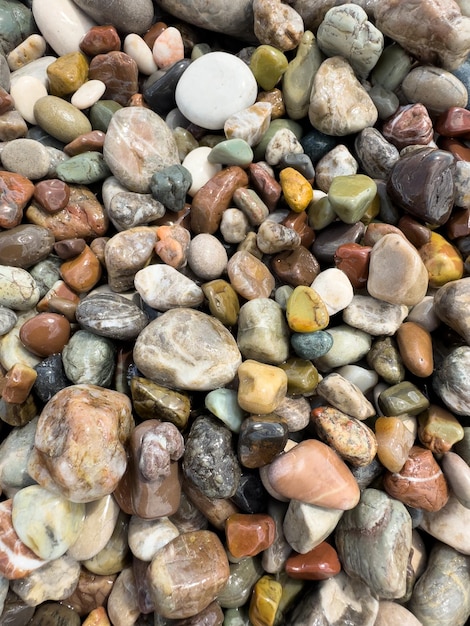 Ciottoli colorati sulla spiaggia