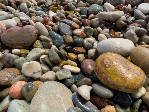 Ciottoli colorati sulla spiaggia