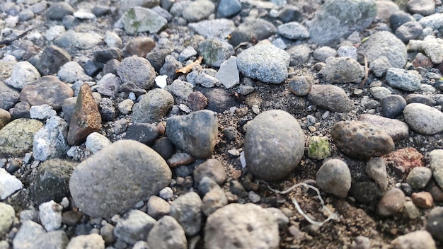 Ciottoli disposti su una spiaggia