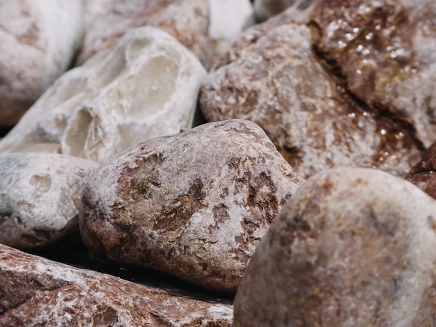 Ciottoli sulla costa. Sfondo naturale per i tuoi progetti. Concetto di viaggio.