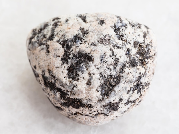 Ciottolo di pietra di Diorite su marmo bianco