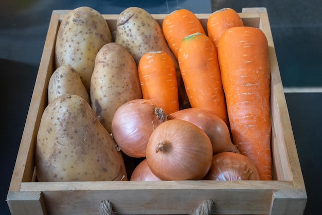 Cipolla Carota e Patata in cassetta di legno con studiolight