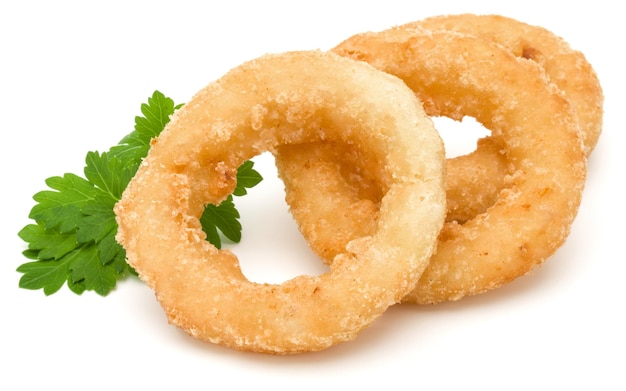 Cipolla fritta croccante o anello di calamari isolato su sfondo bianco