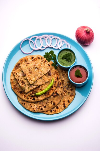 Cipolla Parotha o Pyaj parantha o kanda paratha servita con ketchup e chutney verde.