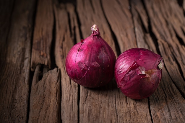 Cipolla rossa matura su fondo di legno.