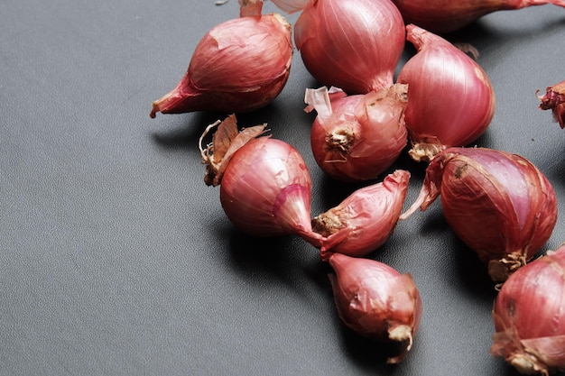 Cipolla rossa su sfondo nero isolato