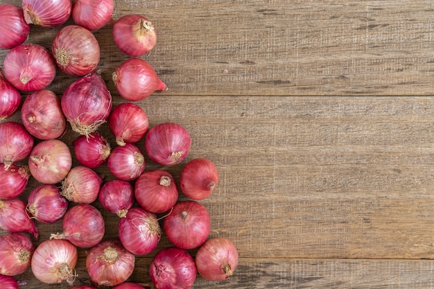 Cipolla rossa su tavola di legno squallido.