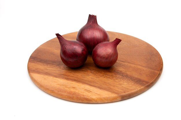 Cipolla rossa su un tagliere di legno