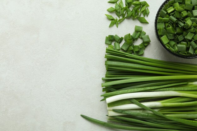 Cipolla verde fresca su bianco strutturato