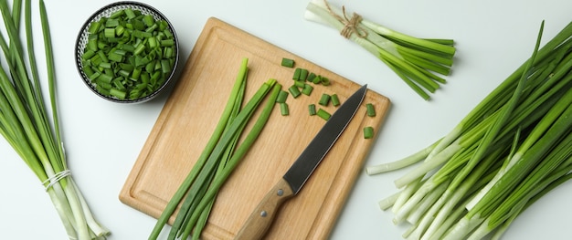 Cipolla verde fresca su bianco