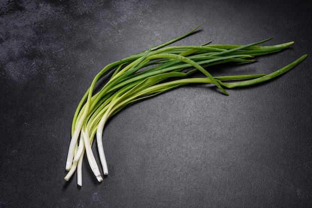 Cipolla verde o scalogno su tavola di legno erba cipollina fresca di primavera