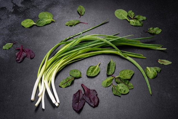 Cipolla verde o scalogno su tavola di legno erba cipollina fresca di primavera