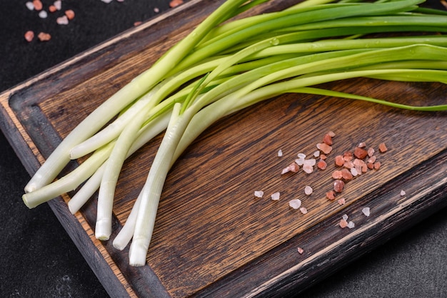 Cipolla verde o scalogno su tavola di legno erba cipollina fresca di primavera