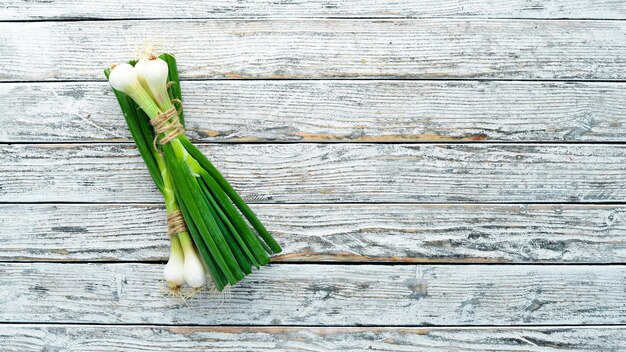 Cipolla verde su sfondo bianco in legno Vista dall'alto Spazio libero per il testo