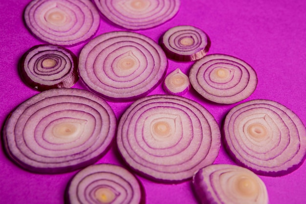 Cipolla viola su sfondo di colore viola
