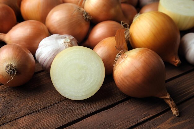 Cipolle fresche con aglio su fondo di legno