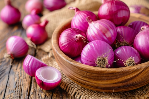 Cipolle rosse fresche e biologiche in ciotola di legno su una tavola rustica Ingredienti salutari per la cucina vegana