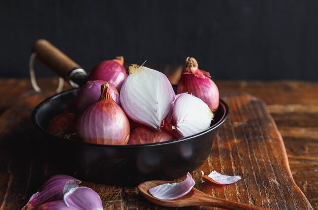 Cipolle rosse fresche In padella sul tavolo della cucina