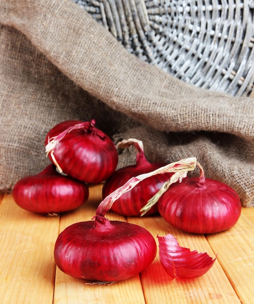 Cipolle rosse fresche sulla tavola di legno