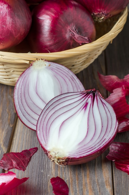 Cipolle rosse in un cestino di vimini