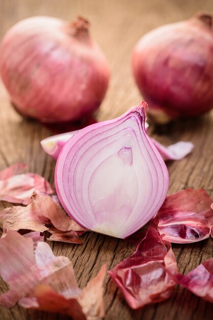 cipolle rosse su uno sfondo in legno