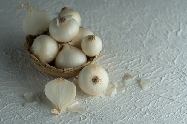 Cipolle sul tavolo strutturato. Ingredienti.