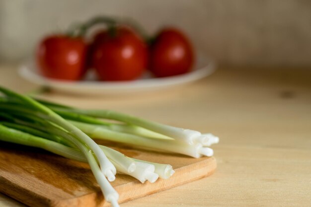 Cipolle verdi e pomodori freschi