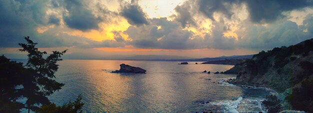 Cipro bellissima alba al mare con rocce e cielo nuvoloso sfondo panoramico naturale Concetto di vacanza estiva