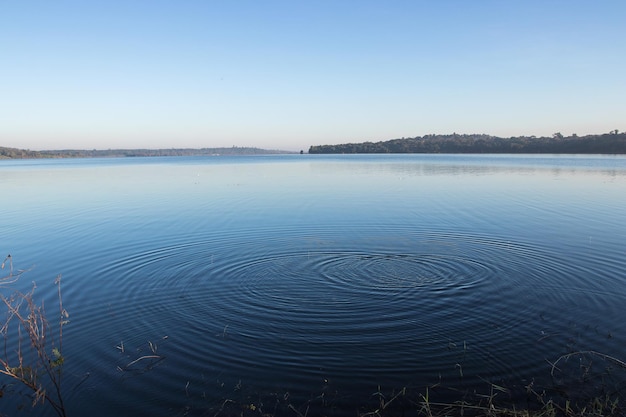 Circoli sul lago blu con il cielo blu