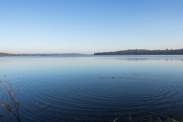 Circoli sul lago blu con il cielo blu