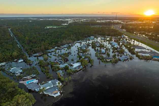 Circondato da uragano Ian precipitazioni acque alluvionali case nella zona residenziale della Florida Conseguenze del disastro naturale