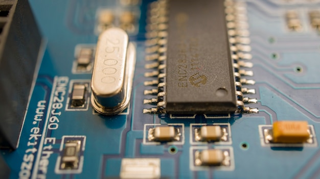 circuito stampato con componenti elettronici radio