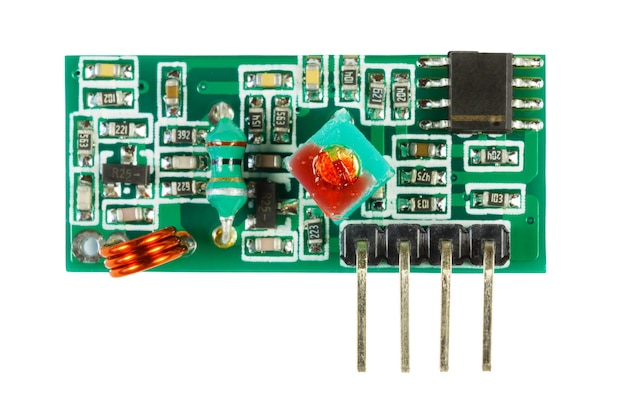 Circuito stampato con set di componenti elettronici isolati su bianco