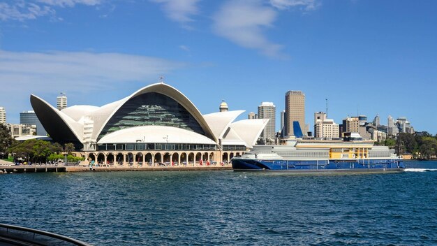 Circular Quay e Opera House Sydney Australia Sydney opera house con traghetti in avanti